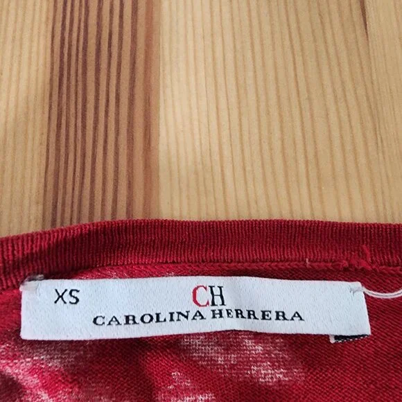 Carolina Herrera Red White Floral Cardigan Feminine Faux Pearl Buttons Silk XS - Picture 6 of 12